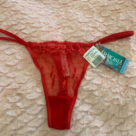 Feminine under cloths - Picture 5 of 9